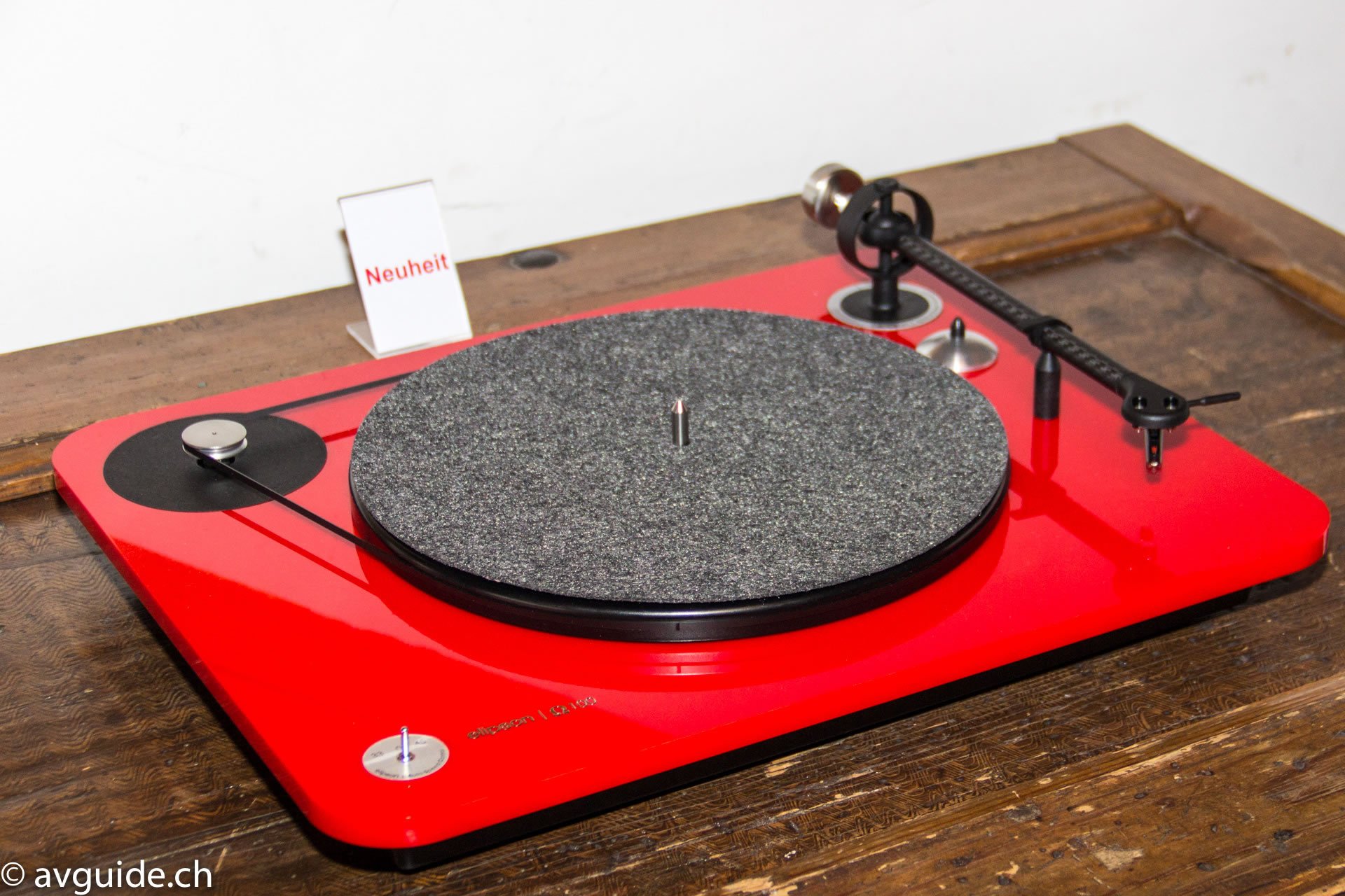 Der perfekte Plattenspieler für Millennials. Der Elipson Omega 100 bietet für 700 Franken sogar eine Bluetooth-Funkverbindung mit aptX zur direkten Wiedergabe über entsprechende Lautsprecher.