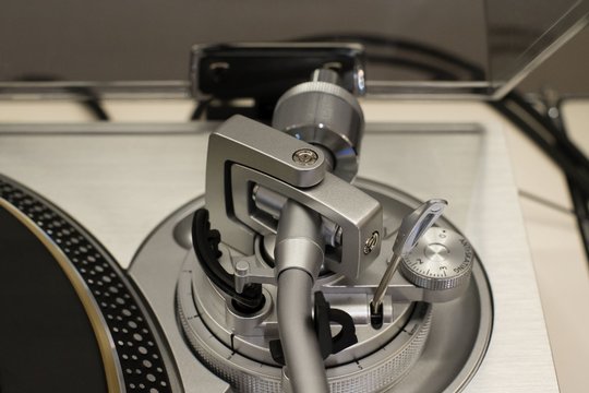 Perfekt verarbeiteter Tonarm im klassischen Technics-Design. Sehr einfach einzustellen. Überzeugende VTA-Einstellung über den grossen Ring an der Basis.