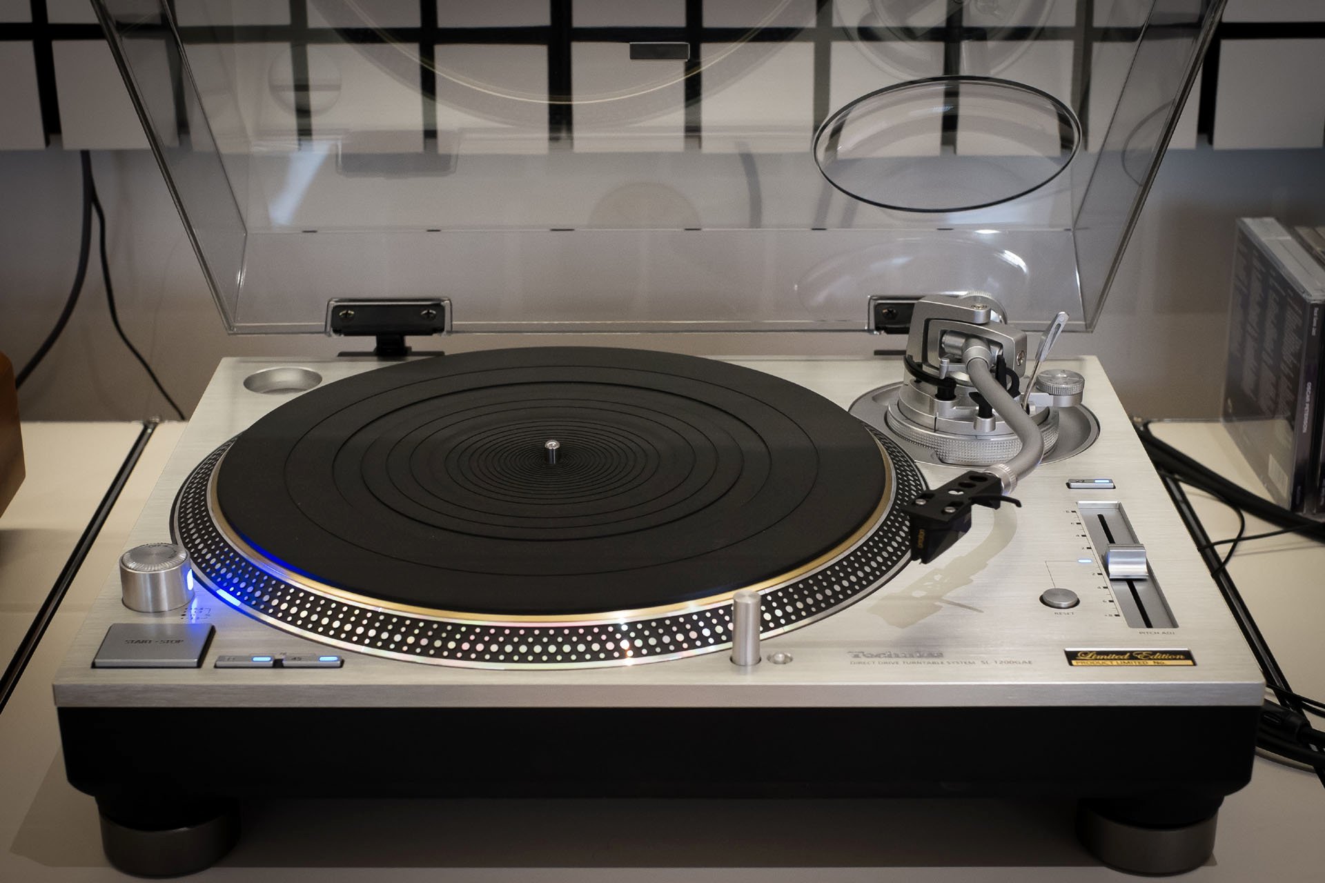 Der SL-1200GAE in seiner ganzen Pracht. Er wurde fast ausschliesslich in Metall verarbeitet und ist mit einem Gewicht von 18 kg kaum hochzuheben.