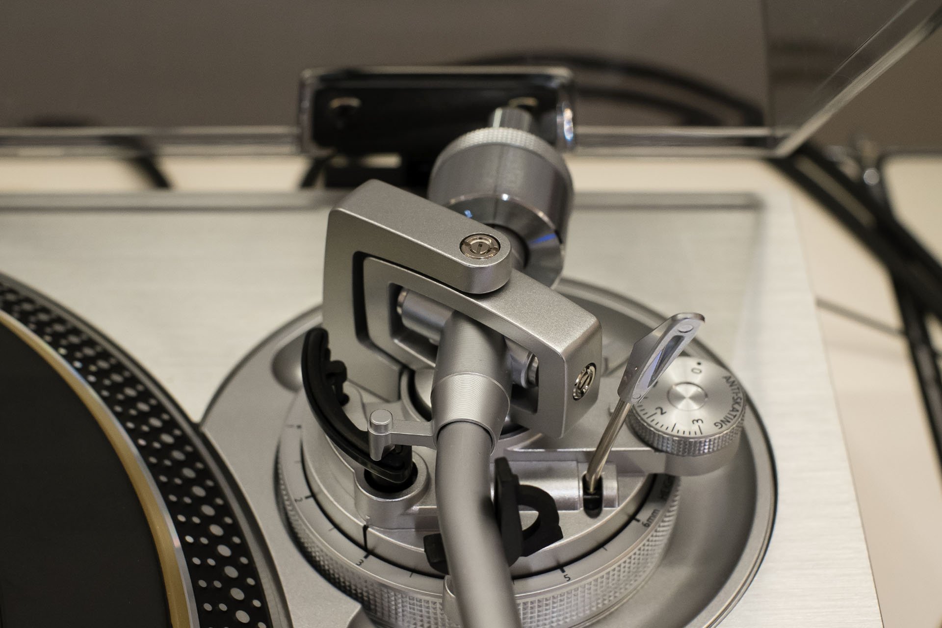 Perfekt verarbeiteter Tonarm im klassischen Technics-Design. Sehr einfach einzustellen. Überzeugende VTA-Einstellung über den grossen Ring an der Basis.
