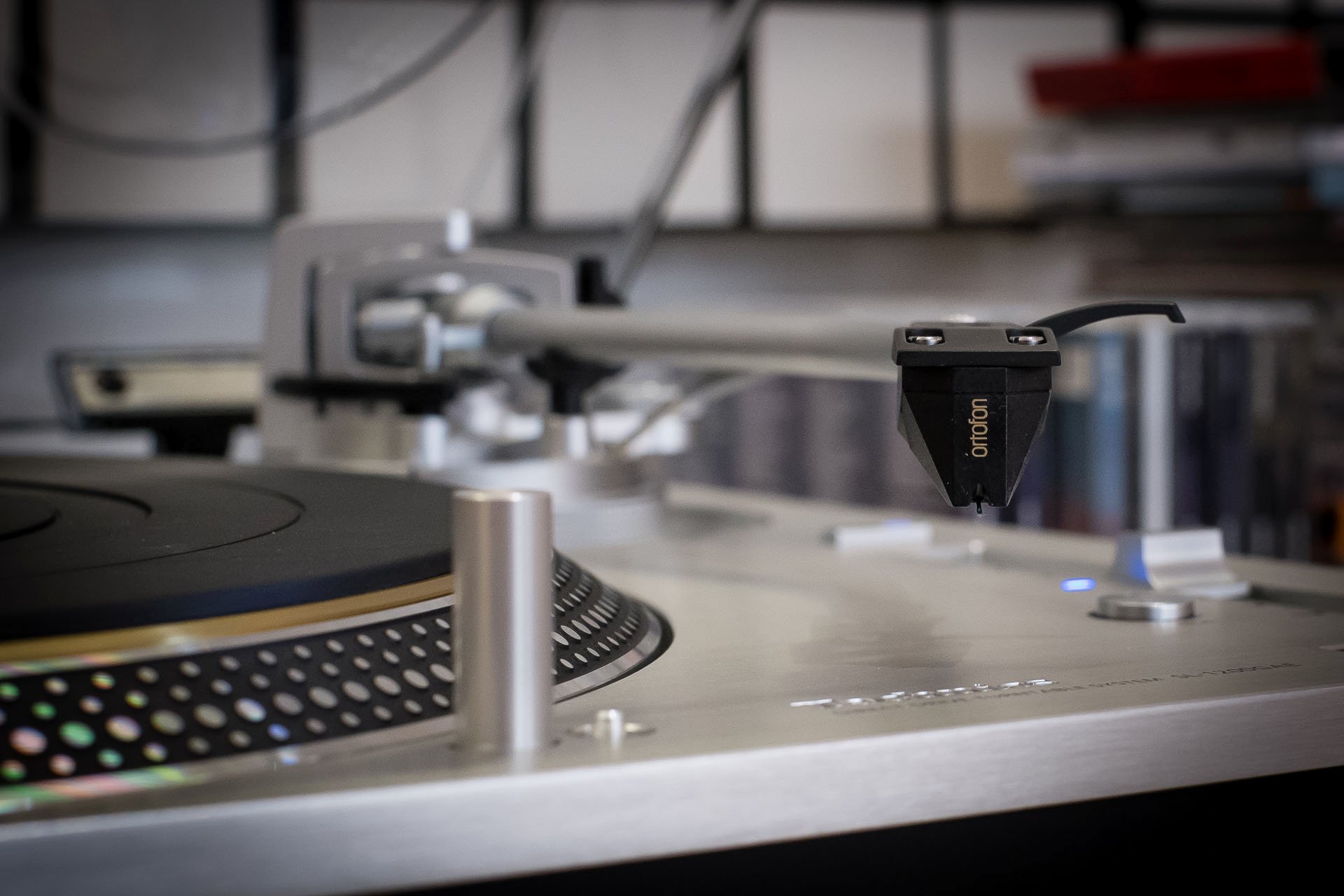 Der Tonabnehmer ist nicht im Lieferumfang enthalten. Hier ein passendes Ortofon-2M-Black-MM-System.