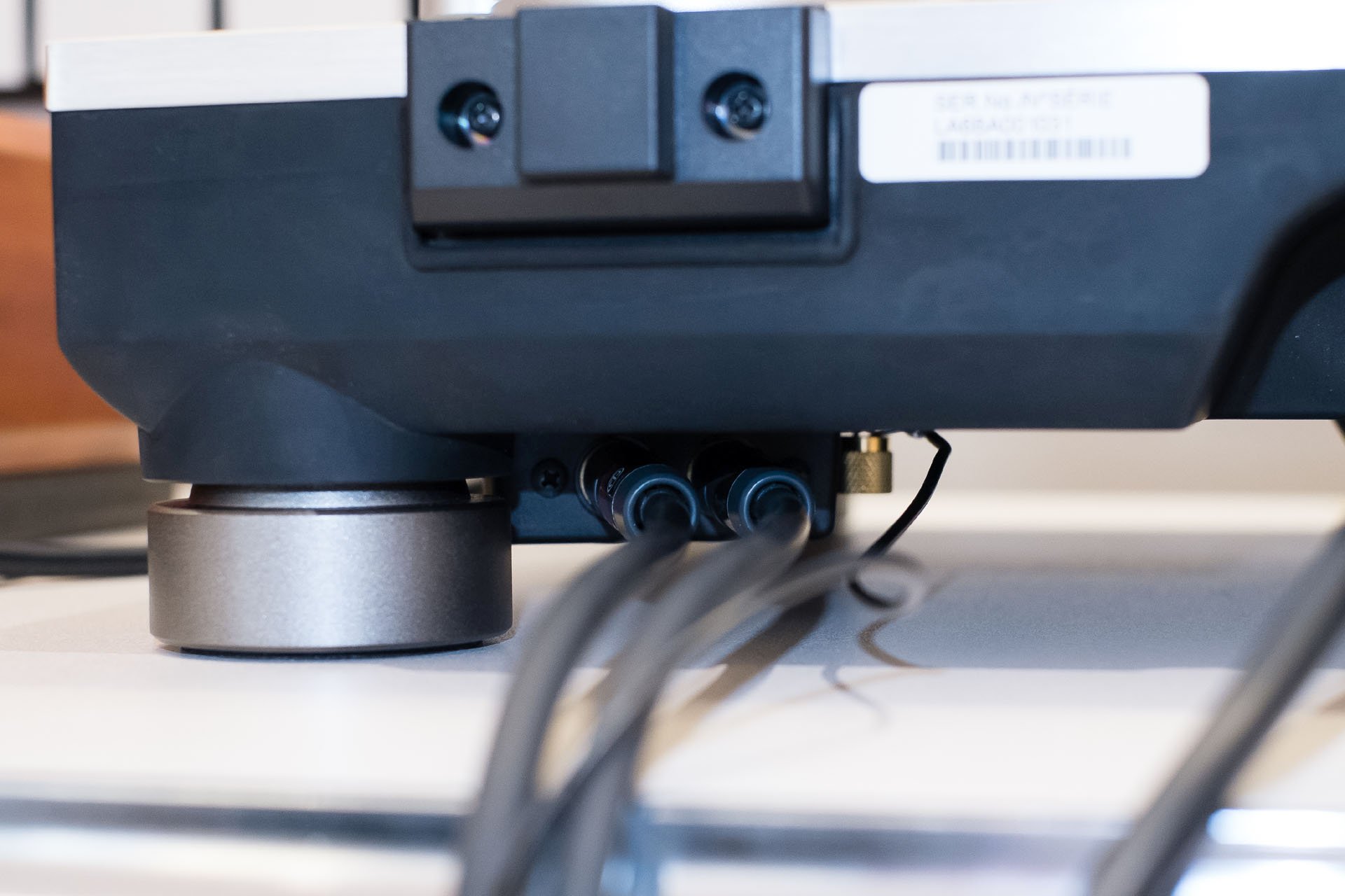 Gut verborgene RCA-Stecker (Cinch) und Erd-Klemme für das Tonarmkabel.
