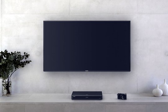 Panasonic mit 4K-Offensive. UHD-Blu-ray-Player UD704 und OLED-TV W904_GX80.