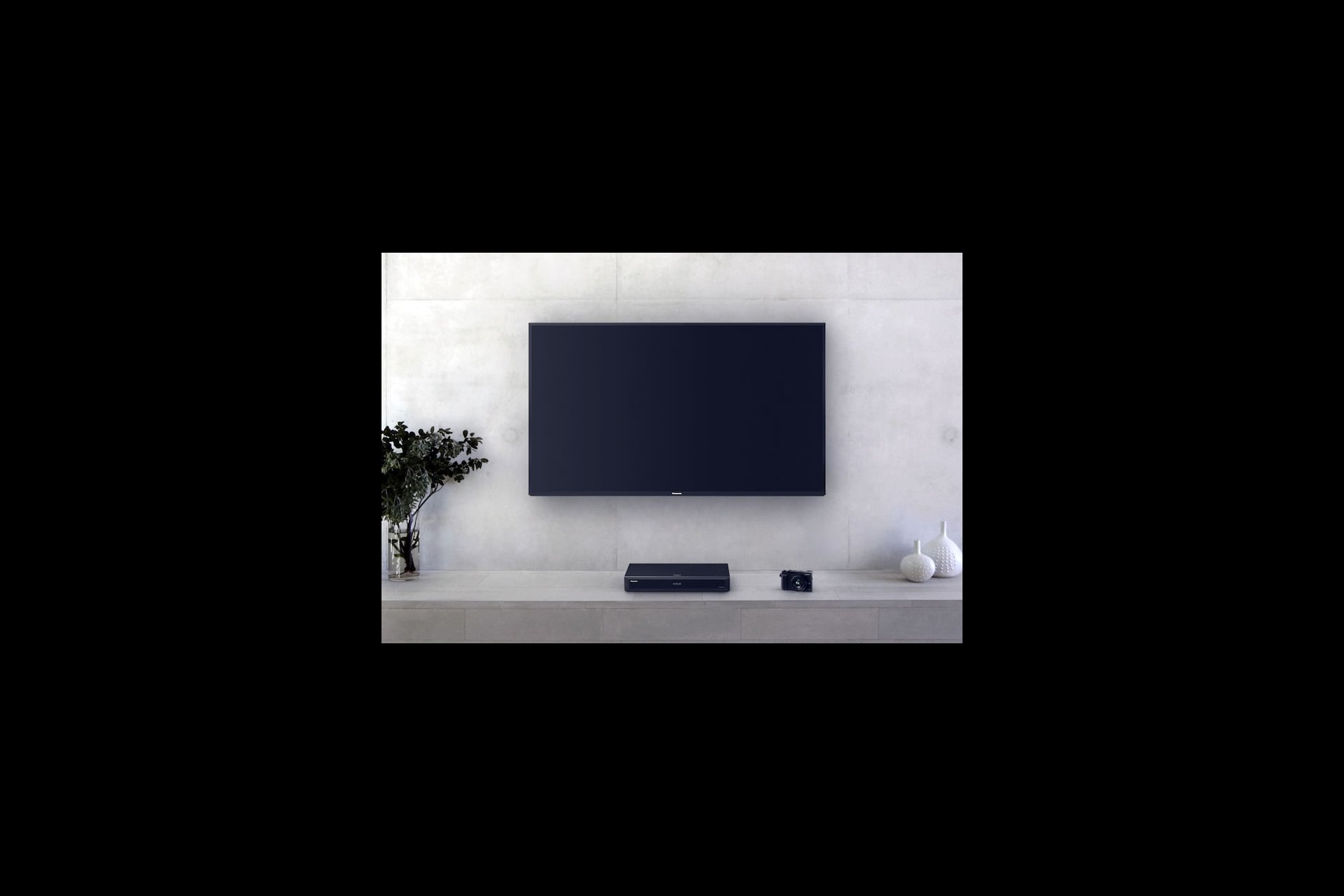 Panasonic mit 4K-Offensive. UHD-Blu-ray-Player UD704 und OLED-TV W904_GX80.
