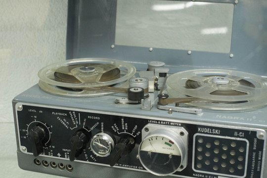 Im gossen Besprechungszimmer findet man viele Preziosen aus der langen Firmengeschichte. Hier ein Nagra-2-Tonbandgerät. Es wurde ab 1953 gebaut.