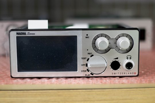 Das Nagra Seven ist ein portabler Stereo-Digital-Rekorder für den Profi. Es repräsentiert die Moderne der Aufnahmegeräte.