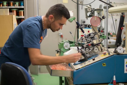 Die Wickelmaschine wird penibel gereinigt und für den nächsten Auftrag vorbereitet.