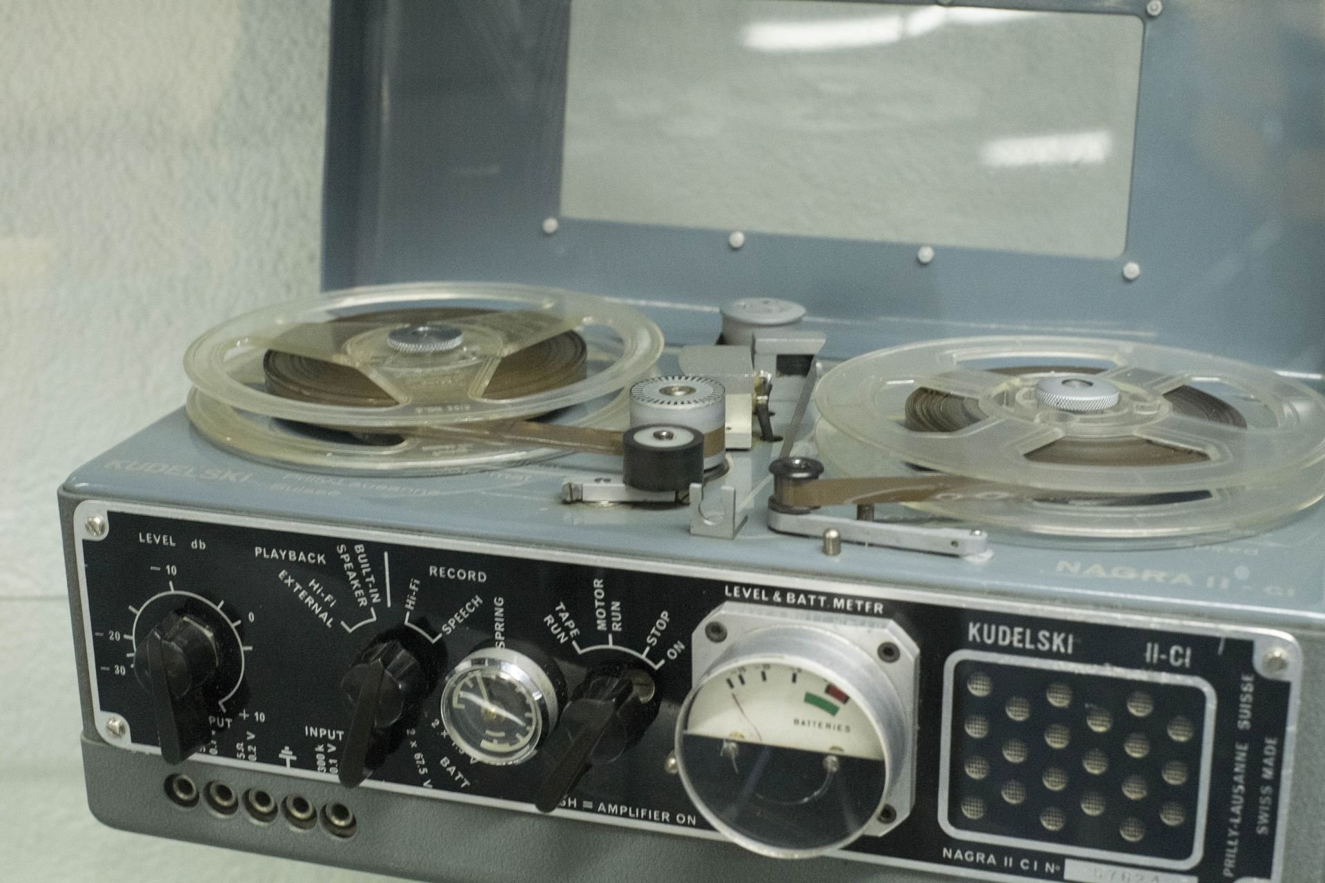Im gossen Besprechungszimmer findet man viele Preziosen aus der langen Firmengeschichte. Hier ein Nagra-2-Tonbandgerät. Es wurde ab 1953 gebaut.