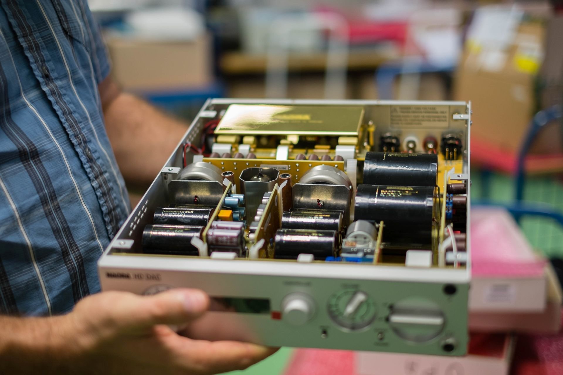 Der HD-DAC hat eine enorme Packungsdichte. Man legt wert auf perfekte Komponenten. Die geschirmten Übertrager werden Inhouse gefertigt.