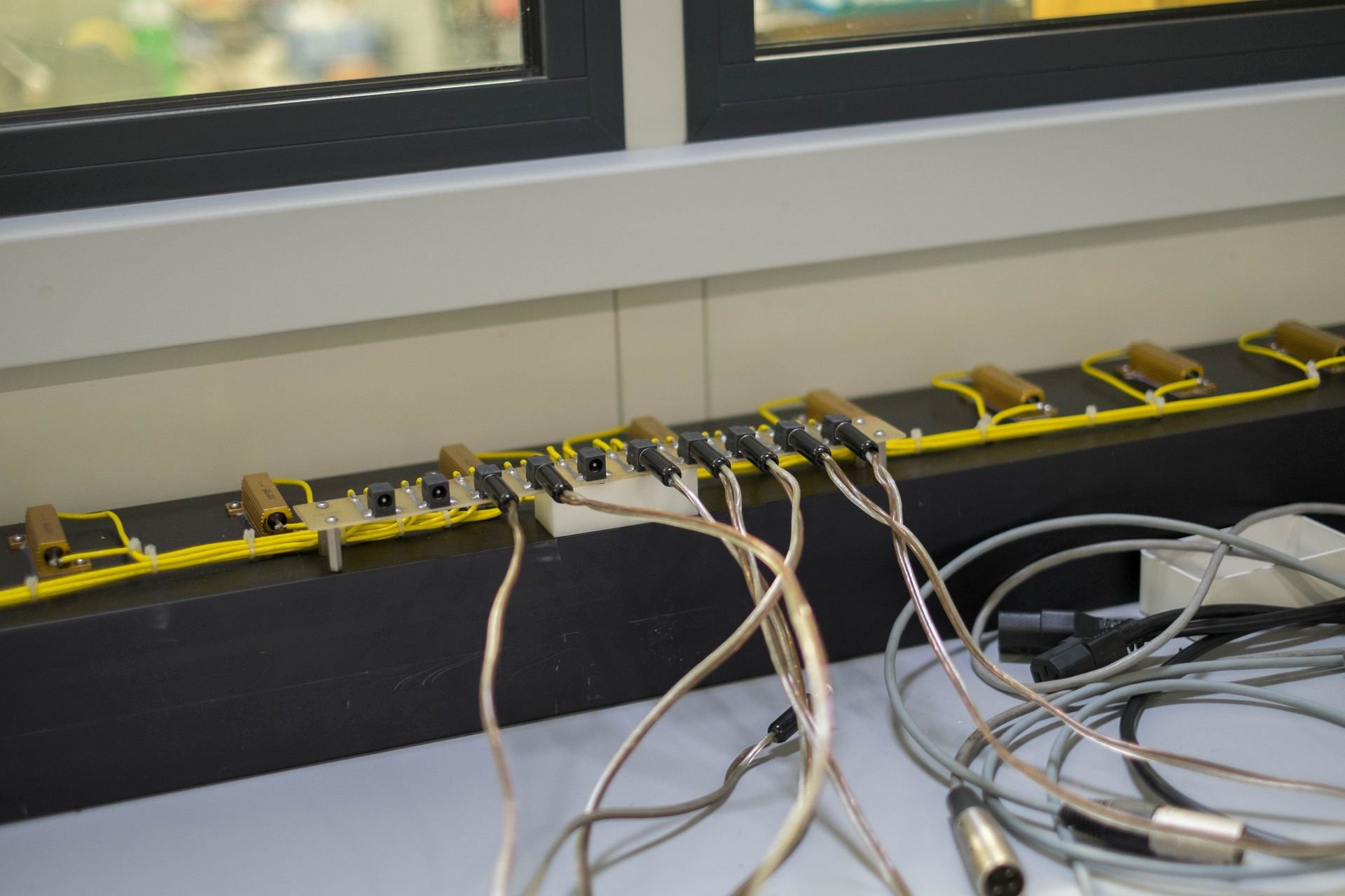 Eine Batterie von Lastwiderständen für den Burn-In, der auch den finalen Test beinhaltet.