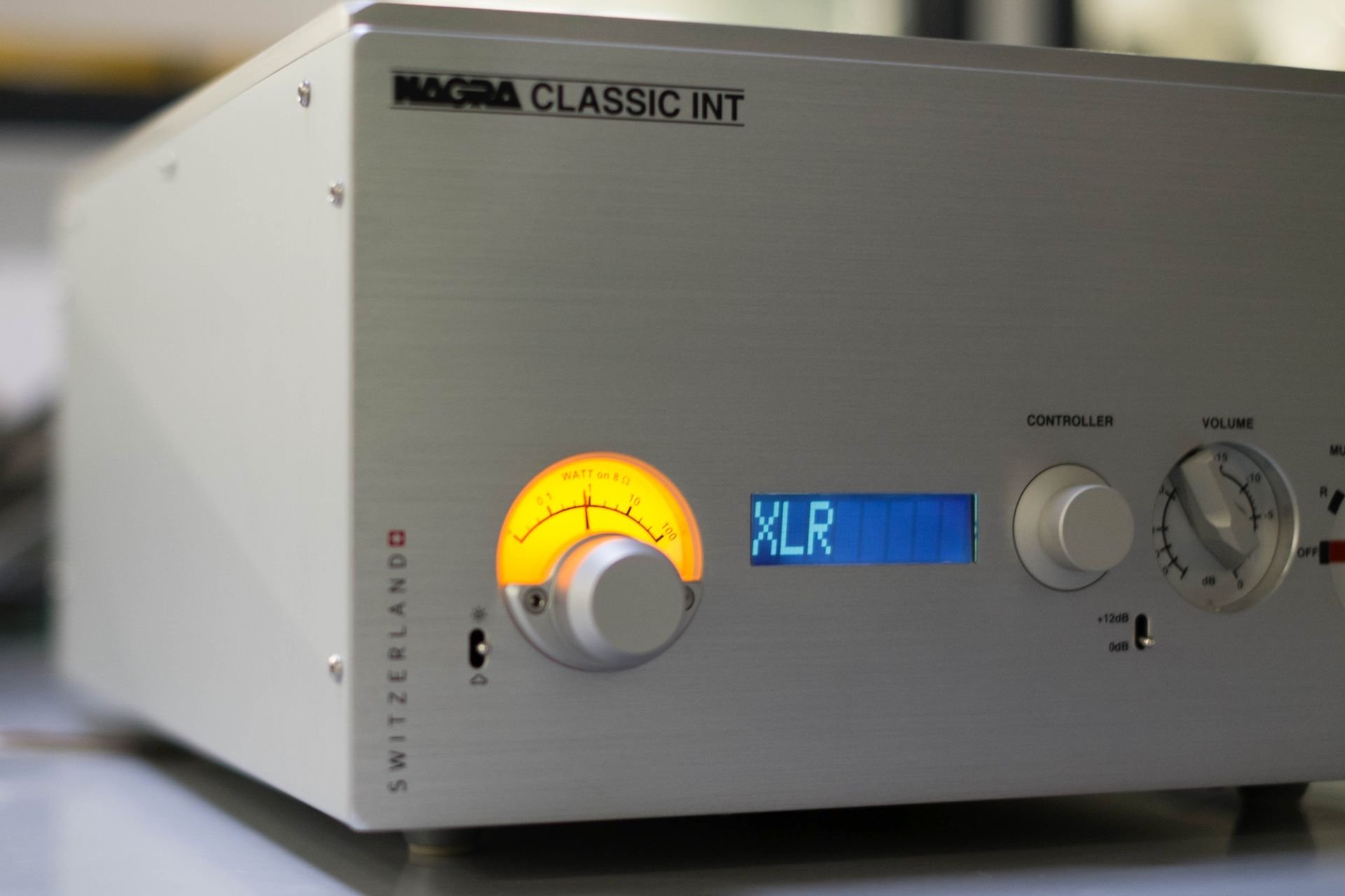 Ein Nagra-Classic-Int-Vollverstärker beim Burn-In. Er wird während drei Tagen unter Last mit Musik bespielt.