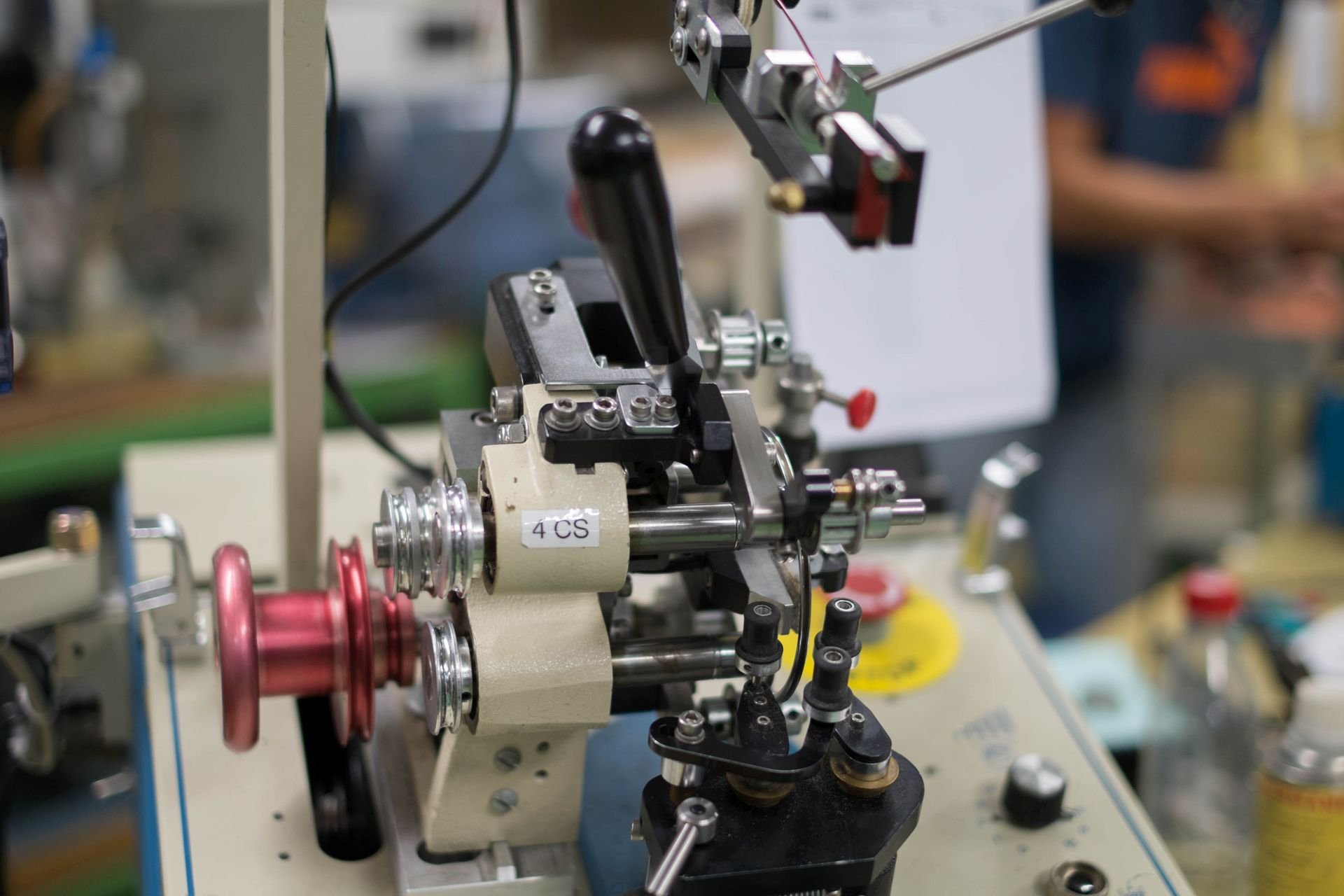 Eine Spezial-Wickelmaschine für die Herstellung von Spulen und Übertragern. Diese werden alle Inhouse gefertigt. Das Knowhow wird gehütet und verlässt das Unternehmen nicht.