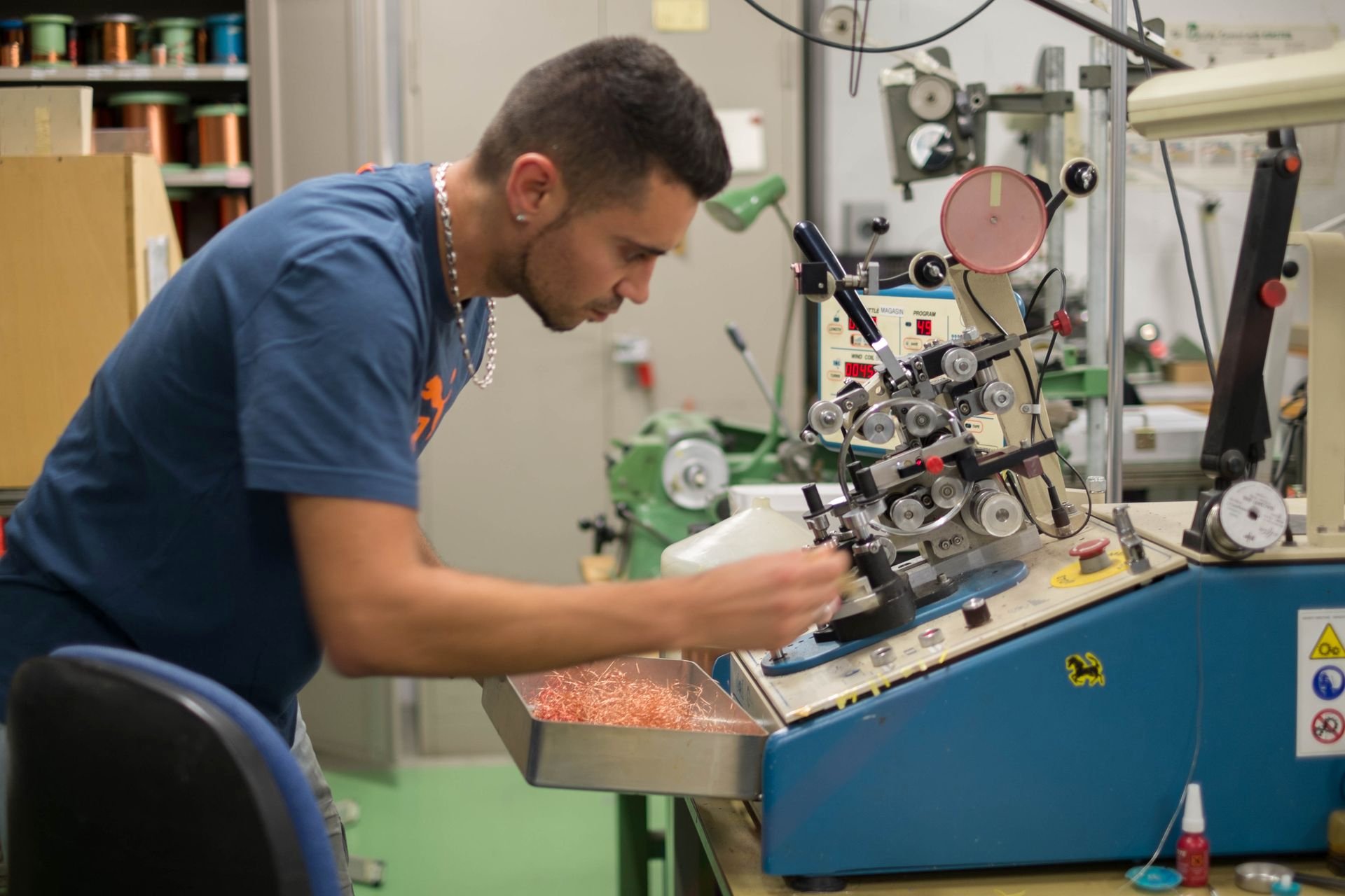 Die Wickelmaschine wird penibel gereinigt und für den nächsten Auftrag vorbereitet.