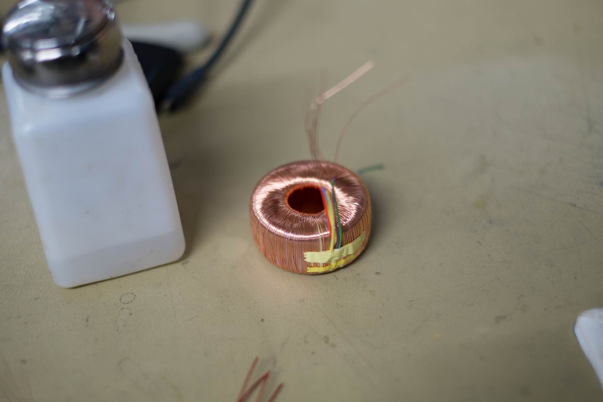 Der hier sichtbare induktive Übertrager beinhaltet einen Ringkern aus Kobalt. Das Bauteil wird später mit einem Metallgehäuse geschirmt.