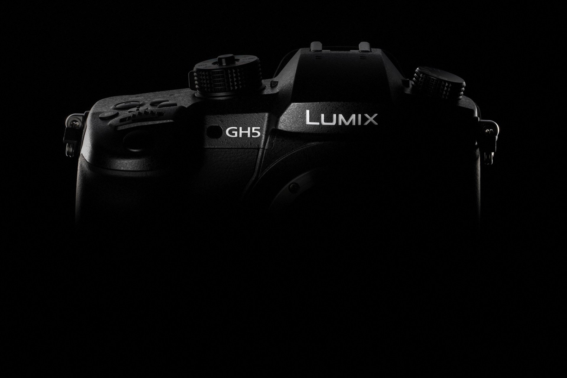 Noch etwas im Dunkeln und fürs erste Halbjahr 2017 geplant: Die neue Panasonic Lumix DMC-GH5 ist die weltweit erste spiegellose Systemkamera (DSLM) mit der neuen 6K Foto-Funktion, 4K 60p Video sowie 4:2:2 10-Bit 4K-Modus. 