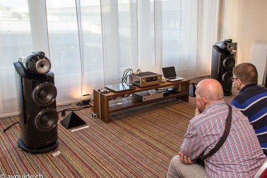 Sicherlich ein Star der Show. Die Bowers & Wilkins 800 D3. Ein beeindruckender Ausnahmelautsprecher in Sachen Transparenz und Analytik. Gegenüber dem Vorgänger wurden 600 (!) Details verbessert. Versorgt vom Accuphase-A-36-Vollverstärker mit 2 mal 30 Watt in reiner Klass A.