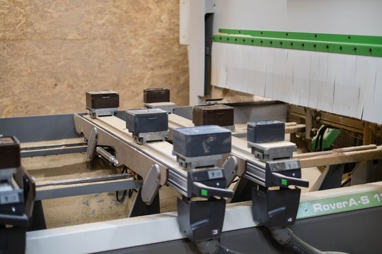 Die CNC-Fräsmaschine kann Holz-Komponenten jeder relevanten Grösse produzieren.