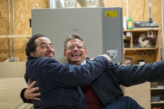 Andrea Vitali (Blumenhofer) und André Aebischer (CH-Importeur) haben Freude an der Arbeit.