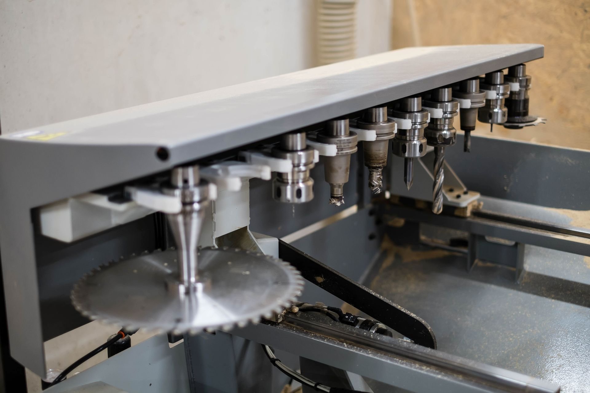 Die Werkzeugbank der CNC-Fräsmaschine, auf der alle Holzteile in höchster Präzision gefertigt werden.