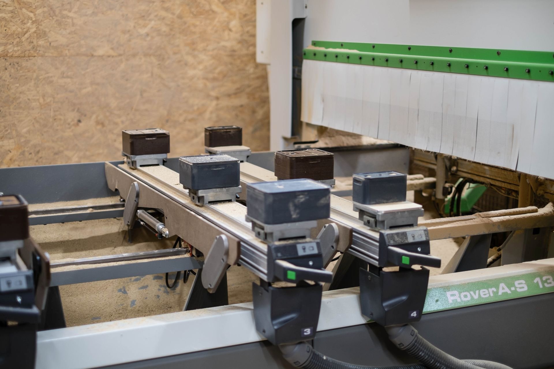 Die CNC-Fräsmaschine kann Holz-Komponenten jeder relevanten Grösse produzieren.