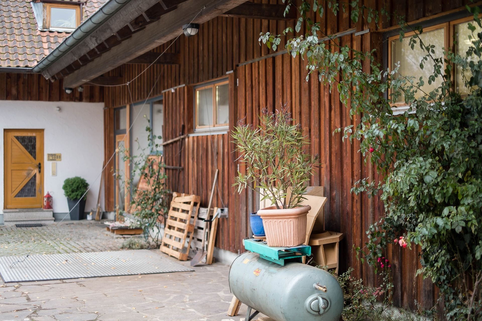 Direkt am Waldrand findet man die zwei geräumigen Gebäude von Blumenhofer Acoustics. Sie enthalten sämtliche Prozessschritte: Entwicklung, Produktion, Verkauf, Showroom und die Wohnung der Blumenhofers.