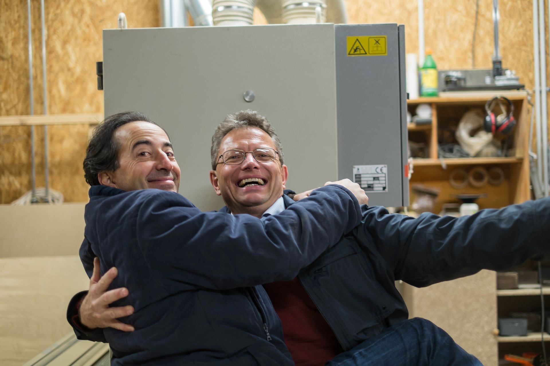 Andrea Vitali (Blumenhofer) und André Aebischer (CH-Importeur) haben Freude an der Arbeit.