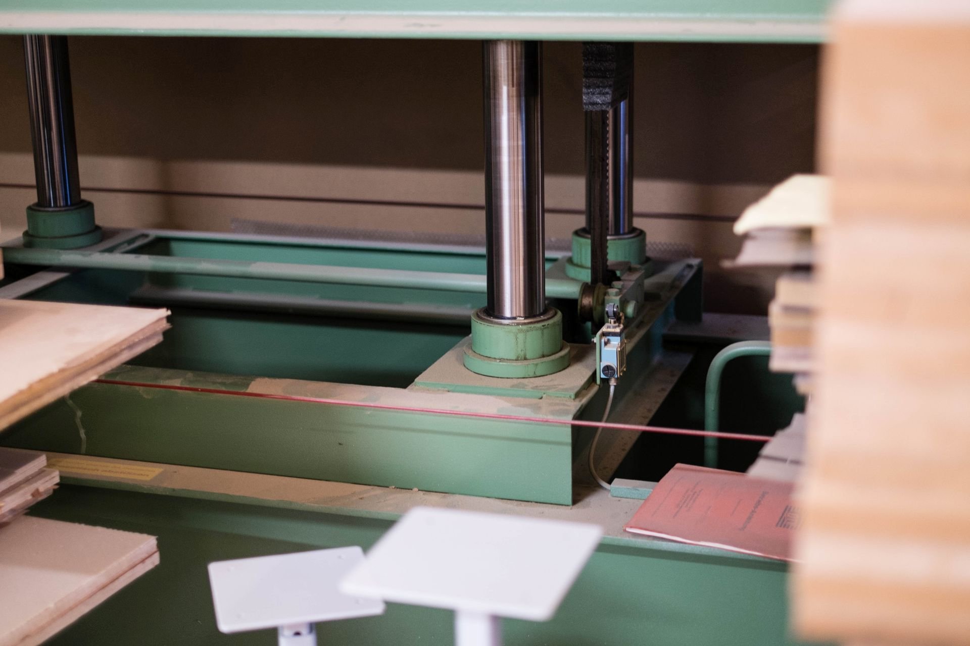 Die eigene Furnierpresse, mit der Furnier auflaminiert wird.