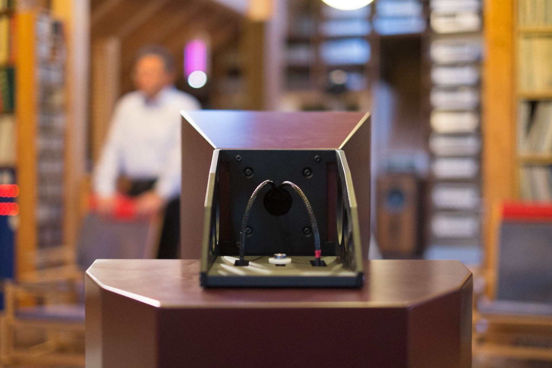Das Genuin-FS1-Horn von hinten. Gut sichtbar ist die Verkabelung und der Schlitten für die optimale Einstellung nach vorne oder hinten.