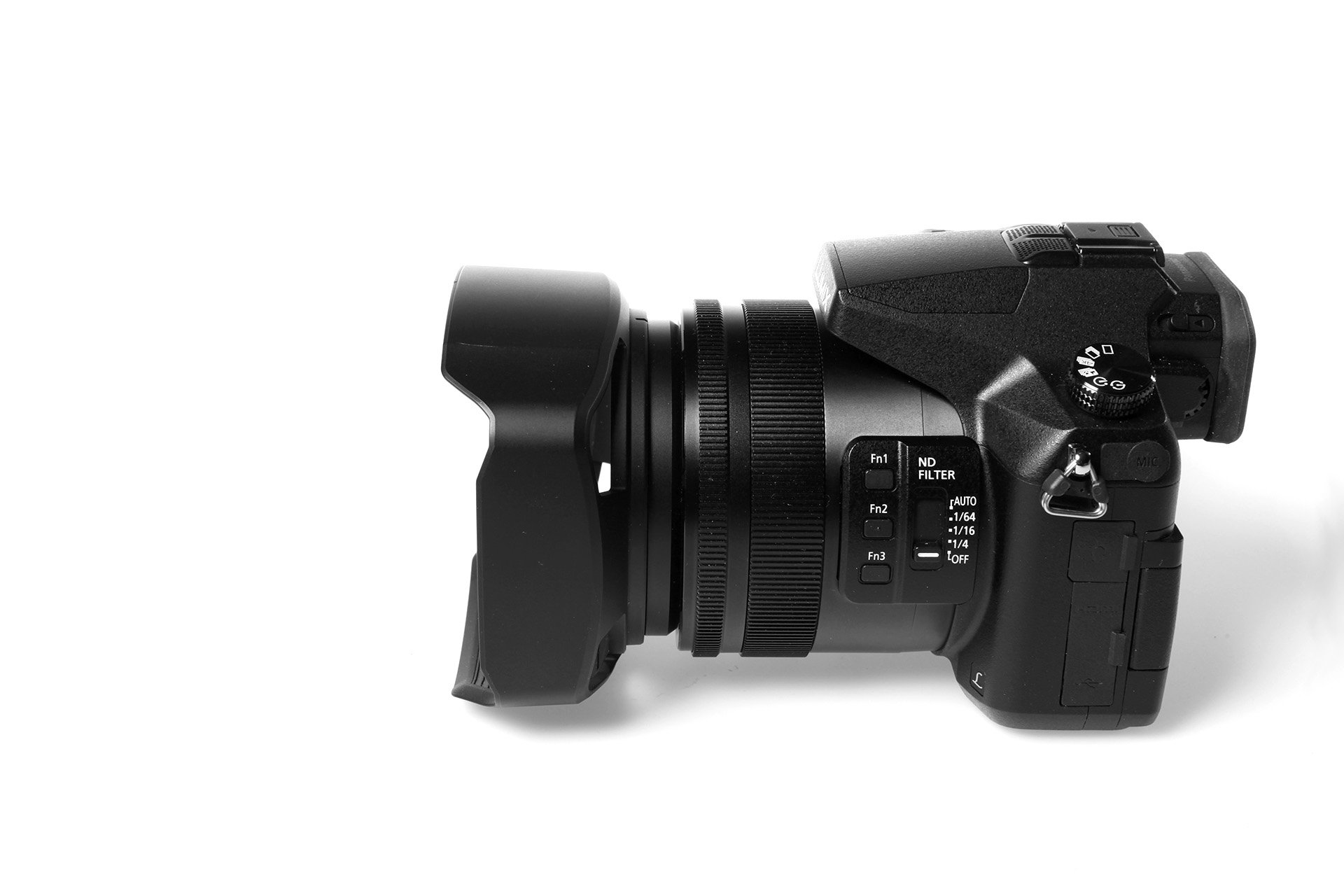 Panasonic FZ2000 mit geschlossenem Objektivtubus.