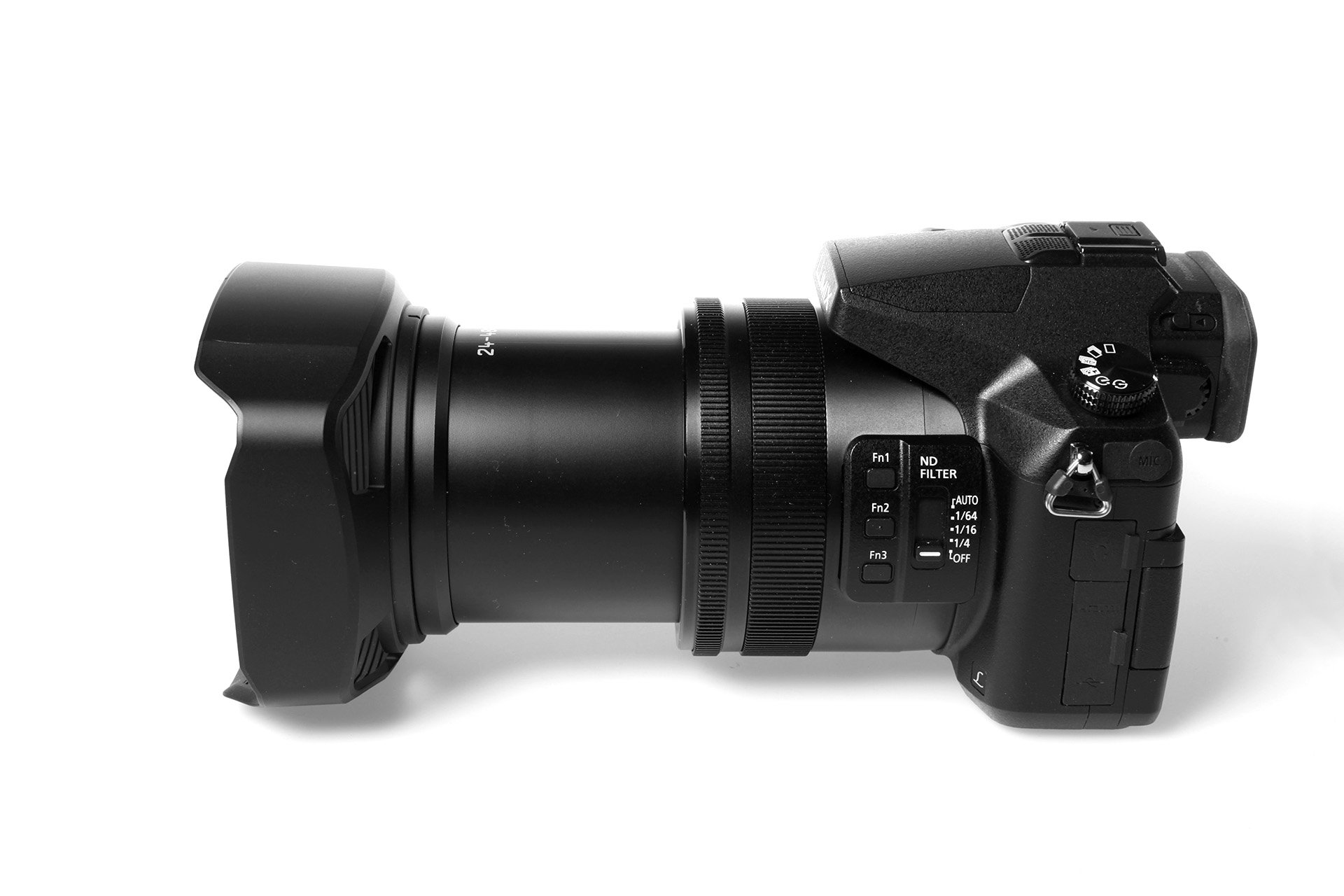 Panasonic FZ2000 mit Objektivtubus in Aufnahmeposition. 