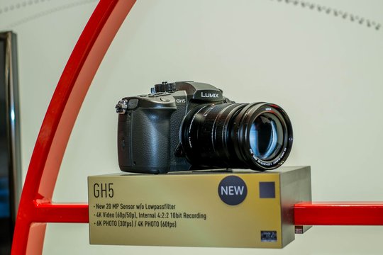 Die brandneue LUMIX GH5 DSLM: Sie ermöglich weltweit erstmals Videoaufnahmen in 4K 60p/50p und 4K 30p 4:2:2 10 Bit.