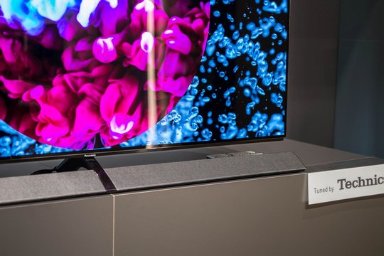 Bei den OLED-TVs kommt der formschöne und beeindruckend klingende Dynamic Blade Speaker zum Einsatz. Dahinter stehen die Kollegen von Technics.