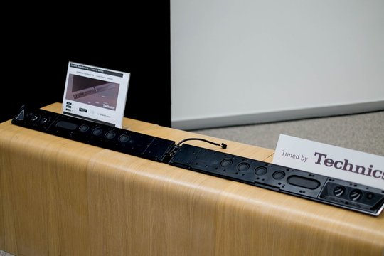 Der neue Dynamic Blade Speaker ist eine beeindruckende Soundbar. Entwickelt wurde sie von Technics.