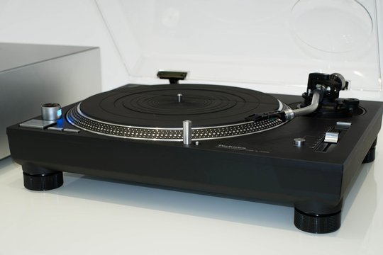 Der SL 1200 GR ist der neue Standard-Plattenspieler von Technics und damit günstiger als die Referenzmodelle. Mit 11,2 kg ist er deutlich leichter als die Referenz (18 Kg).