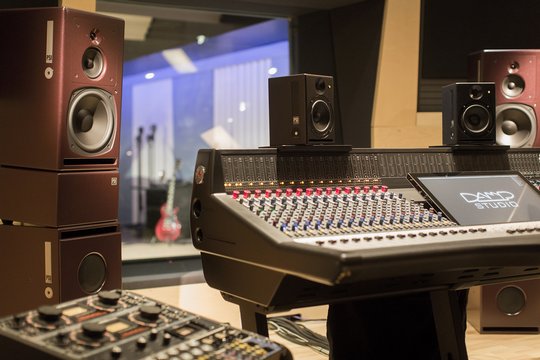 PSI-Audio: Studio-Monitore faszinieren auch private Musikliebhaber, weil diese rein funktionalen Geräte ein unmittelbares Fenster ins Tonstudio öffnen. Die aktiven Monitore von PSI-Audio aus Yverdon-les-Bains gelten seit über 20 Jahren als unbestechliche Präzisionswerkzeuge für anspruchsvolle Tonmeister.
