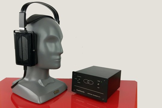 Stax – Elektrostatische Kopfhörer. Zu hören sind sowohl die neuen Pro - Versionen der Advanced Lambda-Serie als auch das Flagschiff SR-009. Demonstriert werden diese auch am überarbeiteten Pawel HP-1 Headphone Processor, welcher die Wiedergabe aus dem Kopf nach vorne bringt, dies ohne Verfälschung der Klangfarben.
