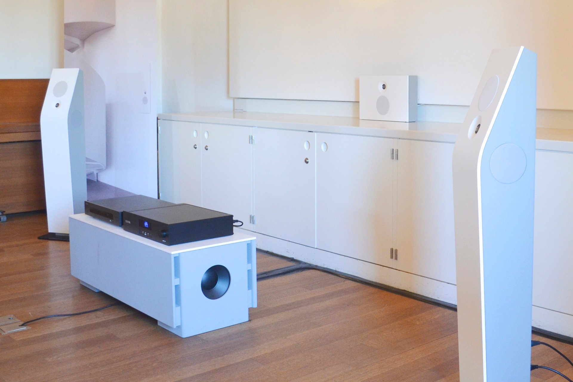 llusonic und Klangwerk:
Die beiden Schweizer Hersteller zeigen, wie der bei Stereo-Wiedergabe systembedingte „Sweet-Spot“ durch die Integration eines geschickt errechneten Mittensignals eliminiert werden kann und die Wiedergabe an Plastizität gewinnt. 
