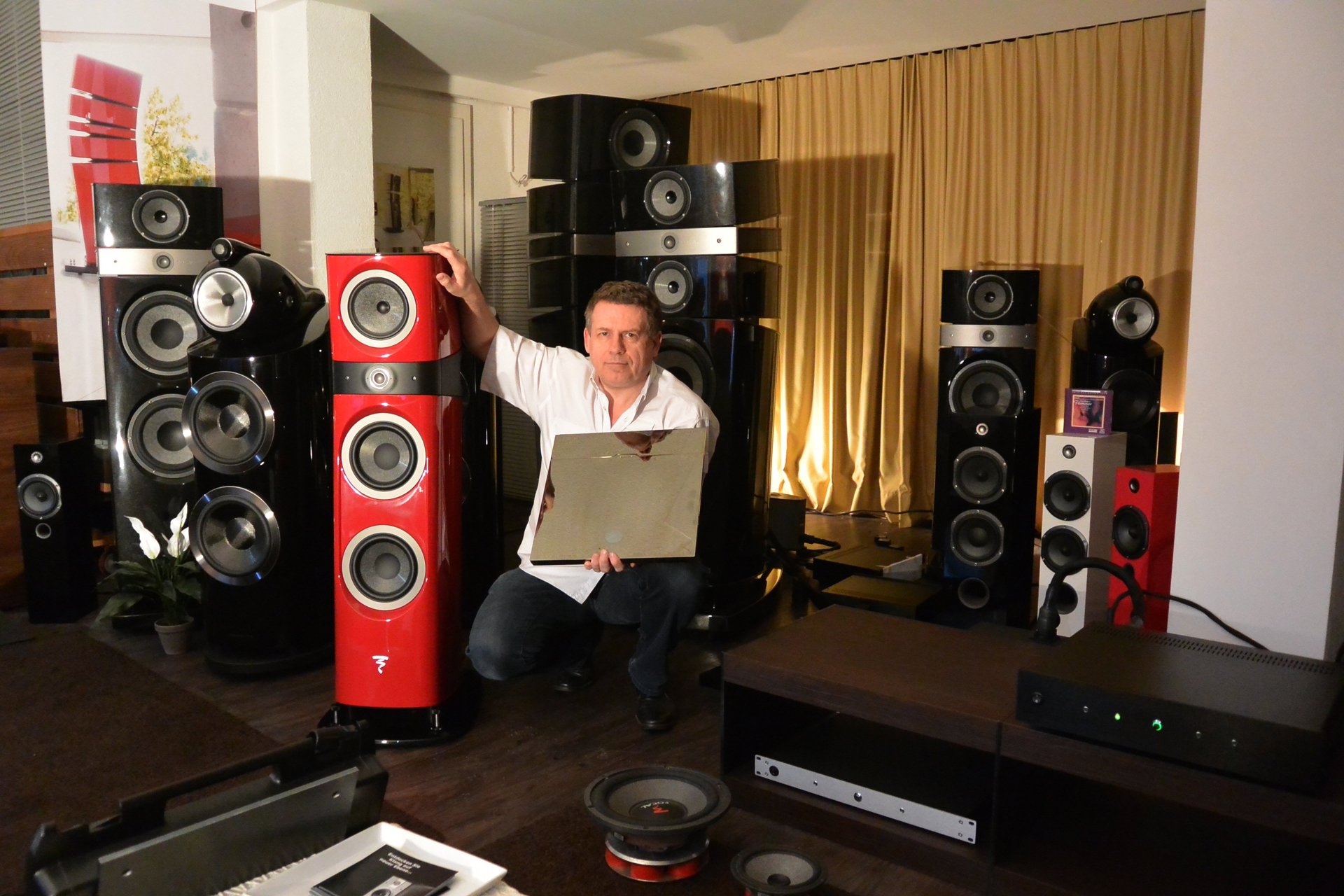 Dipl. Ing. & Musiker Thierry Mayer zeigt über eine Anlage mit den EISA-Preis gekrönten Lautsprechern FOCAL Sopra 2 und angesteuert vom innovativen DEVIALET Verstärker, wie weit er die mögliche Klangqualität nochmals gesteigert hat, dies dank Neuheiten aus seinem einzigartigen Zubehörsystem OptimizeAudio.com (Netzleiste, Antismog-Massnahmen, Schmelzsicherungen etc.).