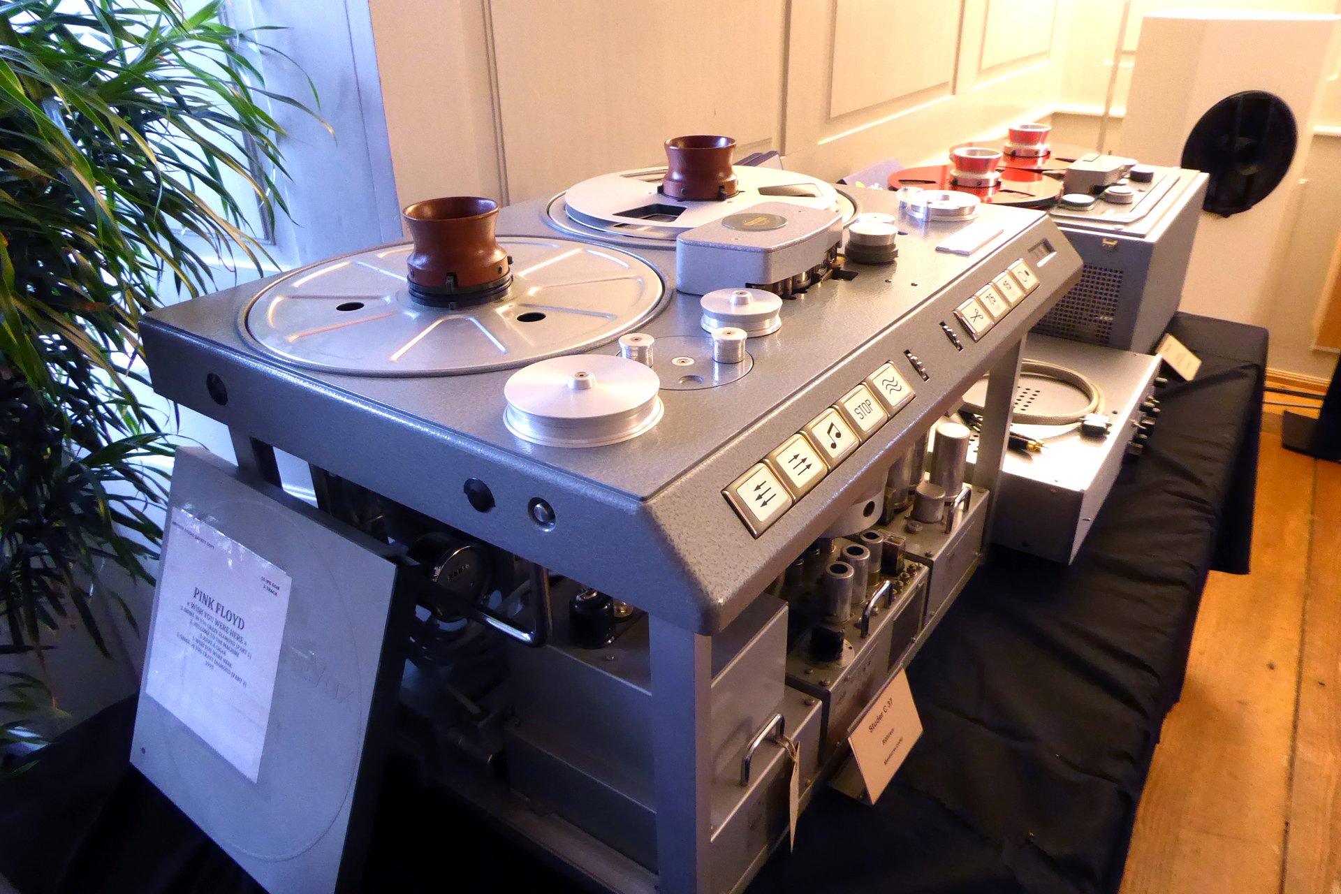 Analoge Legende, Bandmaschine: Als Gegenbewegung zu HD Streaming setzt Schopper auf die bestmögliche Musikwiedergabe, nämlich von Masterbändern und Masterband-Kopien.