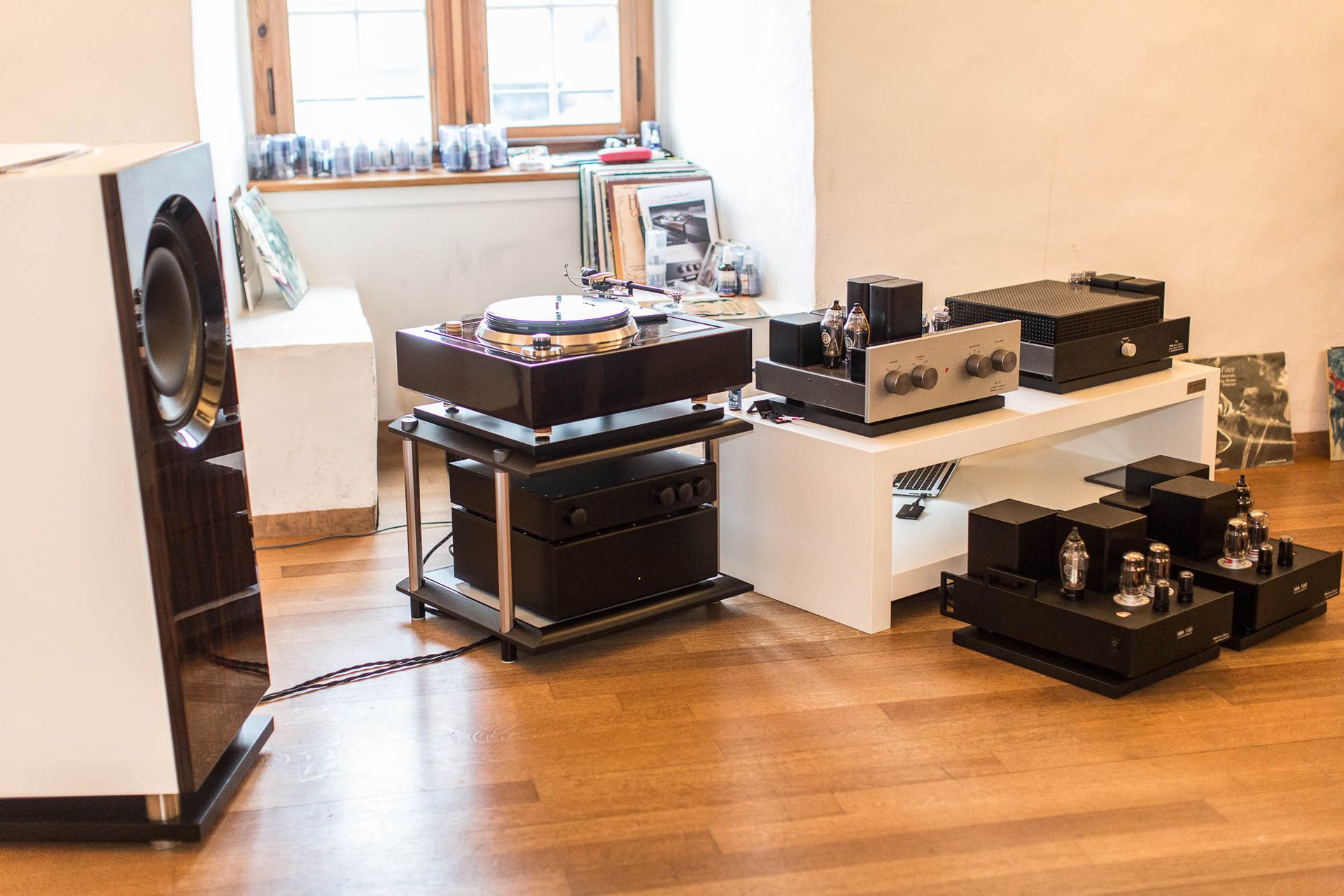 Der Soundaholic Günter Tobian fertigt komplette Musikanlagen, handwerklich perfekt und klanglich einzigartig. Er baut, was er liebt: Hochwirkungsgrad-Lautsprecher mit selbstentwickelten Koaxial-Chassis und angesteuert von edlen Röhrenverstärkern.