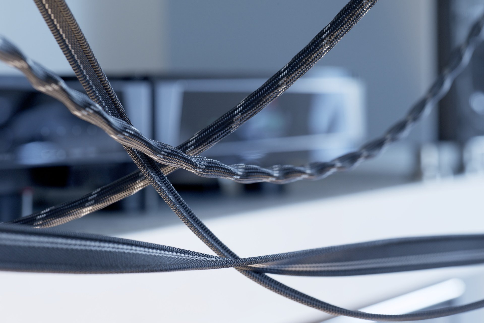 Die Kabel der Schweizer Manufaktur geniessen unter Musikern, Tonstudios und nicht zuletzt HiFi Enthusiasten Weltruhm. Entwickler Jürg Vogt zeigt auf, worum es bei den Klangleitern von Vovox geht.

