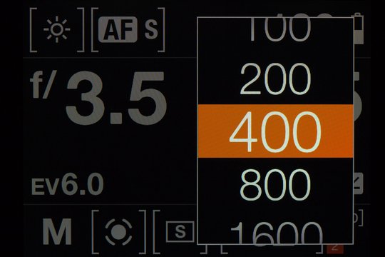 Hasselblad X1D: Auswahl für den ISO-Wert: Auch ohne Brille klar erkennbar und per Fingertipp schnell angepasst.