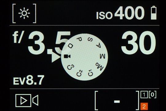 Hasselblad X1D: Einstellmenü für die wichtigsten Aufnahme-Parameter. Das Modus-Drehrad wird wie die übrigen Symbole gross und klar angezeigt.