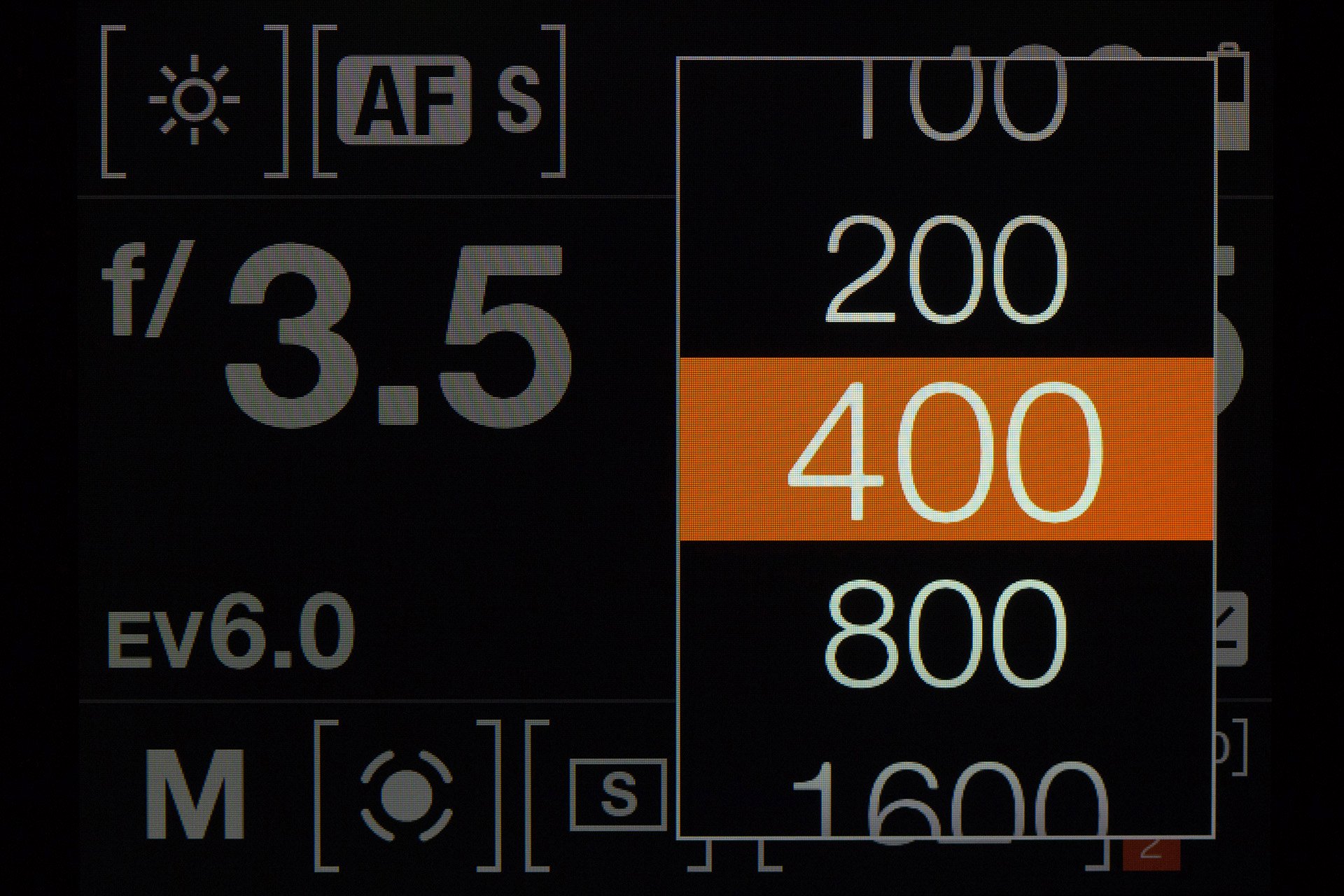 Hasselblad X1D: Auswahl für den ISO-Wert: Auch ohne Brille klar erkennbar und per Fingertipp schnell angepasst.