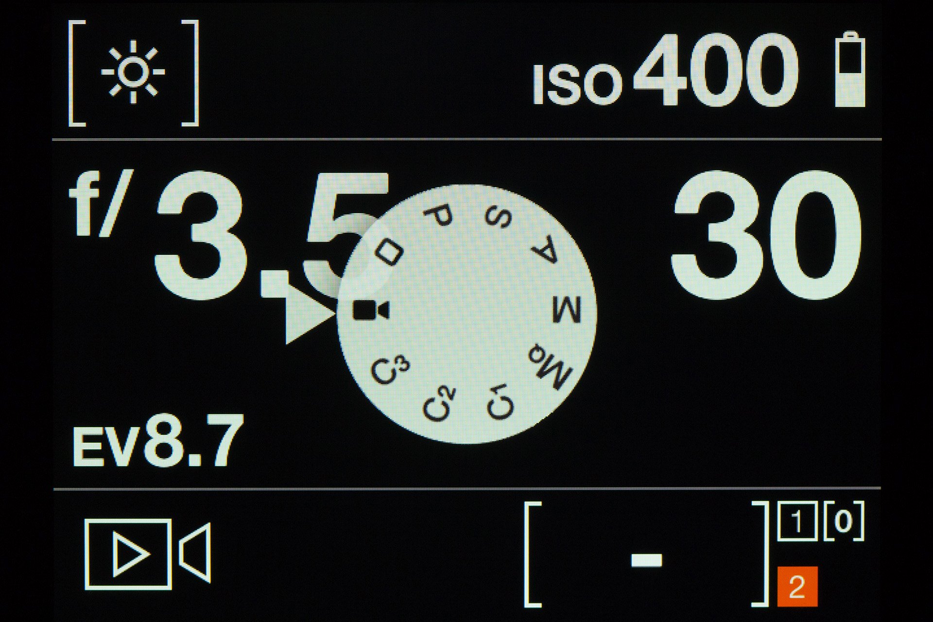 Hasselblad X1D: Einstellmenü für die wichtigsten Aufnahme-Parameter. Das Modus-Drehrad wird wie die übrigen Symbole gross und klar angezeigt.