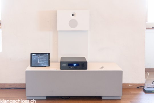 Der Raumprozessor von Illusonic im 3.1-Setup mit Centerlautsprecher und Subwoofer von Klangwerk zeigt, wie Stereoquellen dank dem Center noch authentischer klingen können.