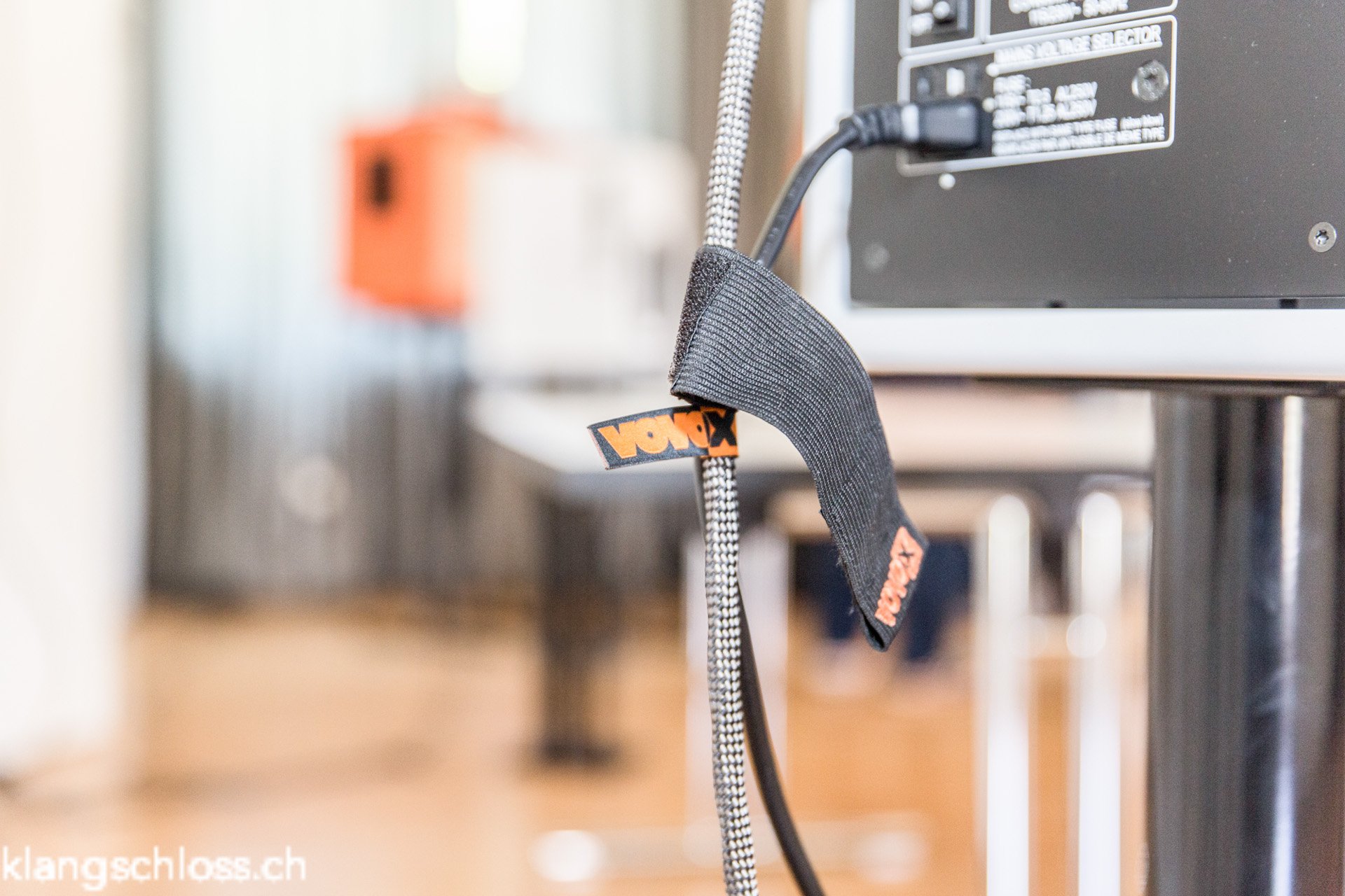 Jürg Vogt, Werkstoffingenieur und Inhaber der Firma Vovox, wagte sich ans heikle Thema Klangunterschiede bei Kabeln. Sein Fazit: Genau hinhören, aber nur im Blindtest beurteilen ergibt nachvollziehbare Ergebnisse jenseits vom Marketing. (Bild Klangschloss)