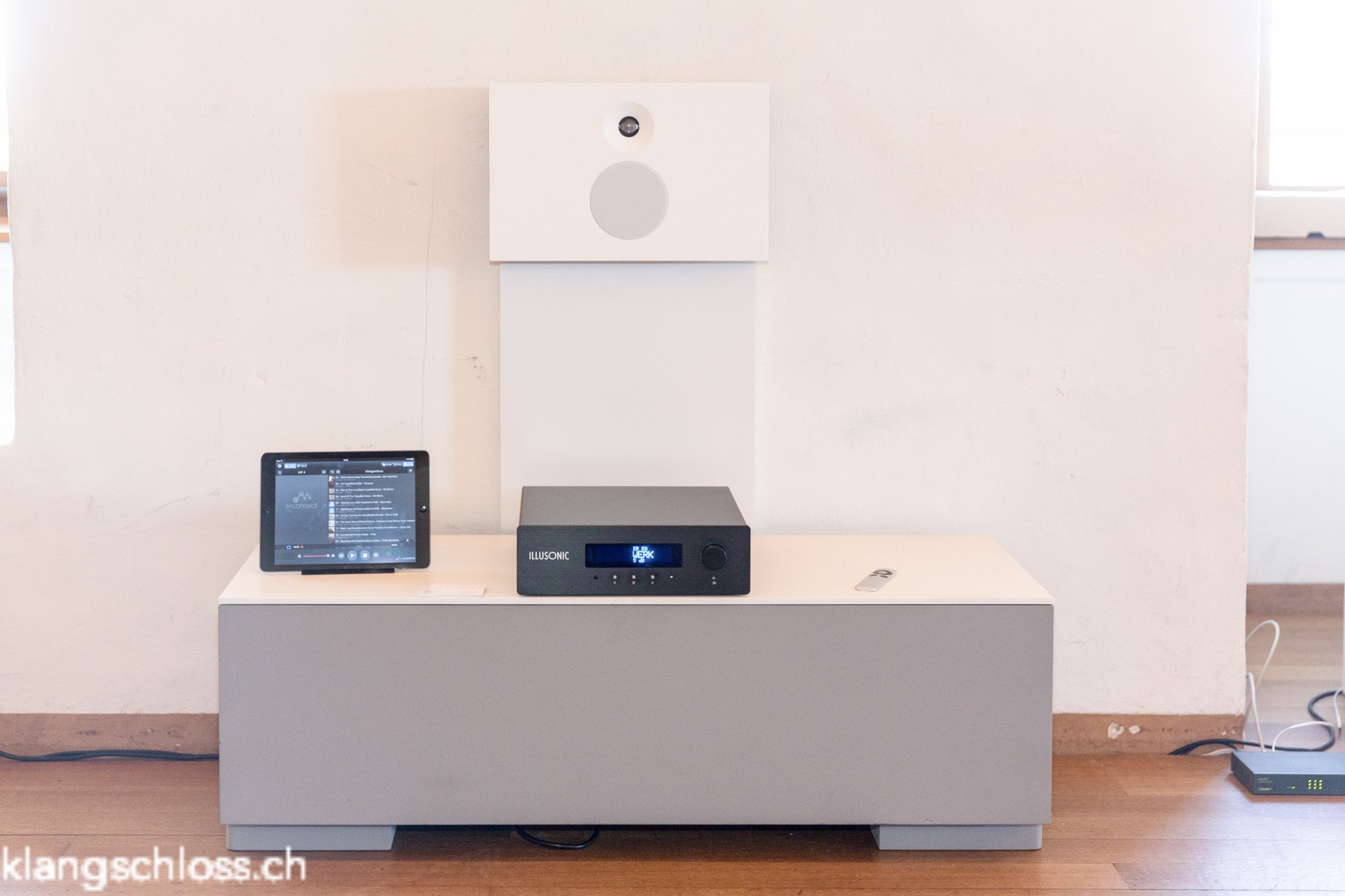 Der Raumprozessor von Illusonic im 3.1-Setup mit Centerlautsprecher und Subwoofer von Klangwerk zeigt, wie Stereoquellen dank dem Center noch authentischer klingen können.