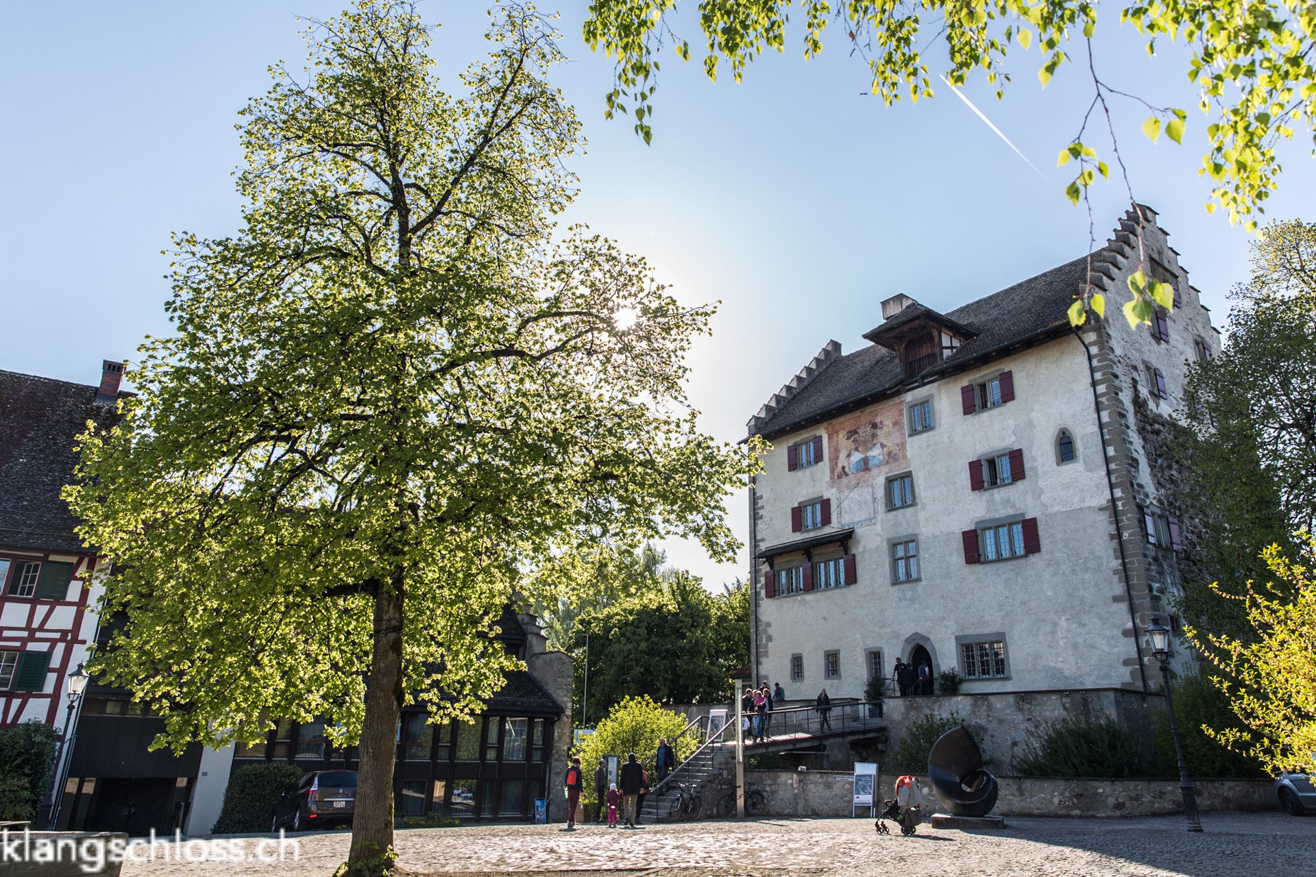 Prachtvolles Wetter in Greifensee. Das Schloss erwartet die Liebhaber hochwertiger Musikanlagen.