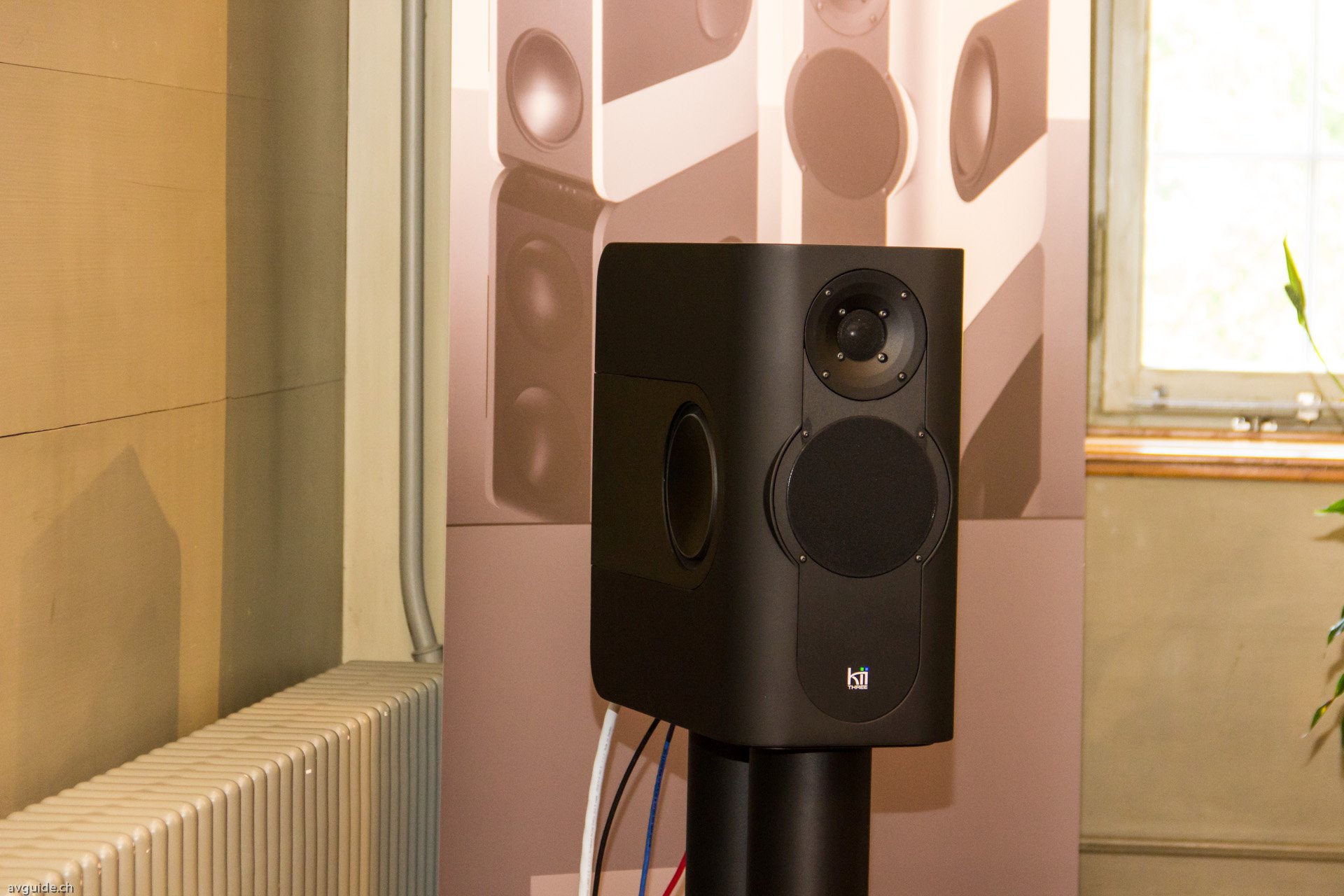 Die Zukunft ist aktiv und digital, beschwört Kii Audio. Wenn man die Präzision und den resonanzfreien Tiefbass der Kii im kleinen Gehäuse gehört hat, könnte man zustimmen.